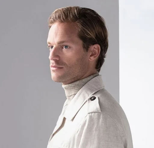 Zijaanzicht van een man met een volle, natuurlijke haarlijn, illustratief voor de resultaten van geavanceerde haartransplantatietechnieken bij Zantman Kliniek.