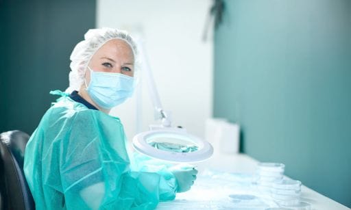 Medewerker van de Zantman Kliniek aan het werk in een steriele werkomgeving.