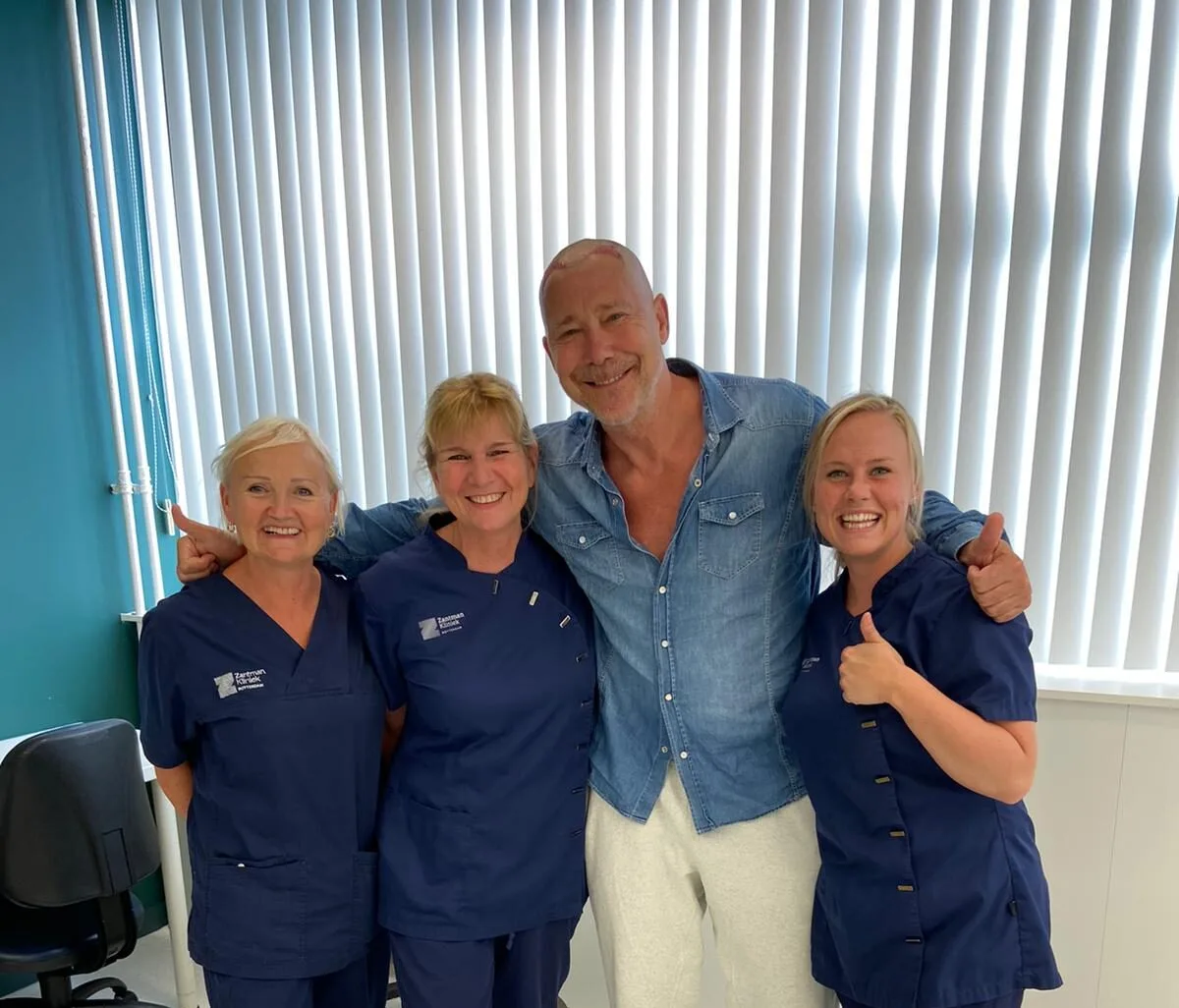 Hans Kesting smiles alongside three Zantman Clinic specialists during a relaxing moment.