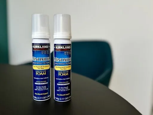 Twee flesjes Minoxidil – een veelgebruikt middel tegen haaruitval, met focus op werking en veiligheid.