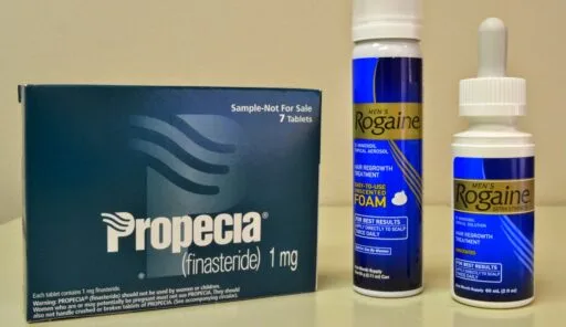 Voordelen en nadelen van haargroeimiddelen: een verpakking van Propecia (finasteride) en twee varianten van Rogaine (minoxidil) voor haargroei.
