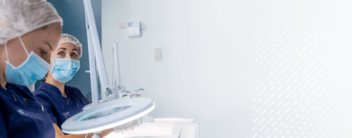 Twee haartransplantatie-specialisten van de Zantman Kliniek voeren nauwkeurig een behandeling uit