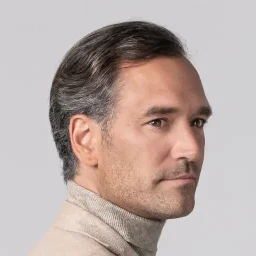 Zijaanzicht van een man met een natuurlijke haarlijn en dik, gezond haar na een haartransplantatie bij Zantman Kliniek