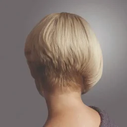 Achterkant van het hoofd van een vrouw met kort, gezond en glanzend blond haar, op een grijze achtergrond.