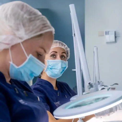 Twee haartransplantatie-specialisten van de Zantman Kliniek werken nauwkeurig aan de voorbereiding van een behandeling.