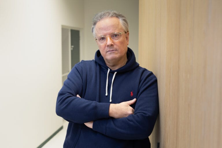 Vooraanzicht van het hoofd van Floris Wyers na de haartransplantatie. Het behandelde gebied, inclusief de voorlijn en kruin, toont de geplaatste 2000 grafts via de FUE-techniek, wat een natuurlijk en vol resultaat belooft.