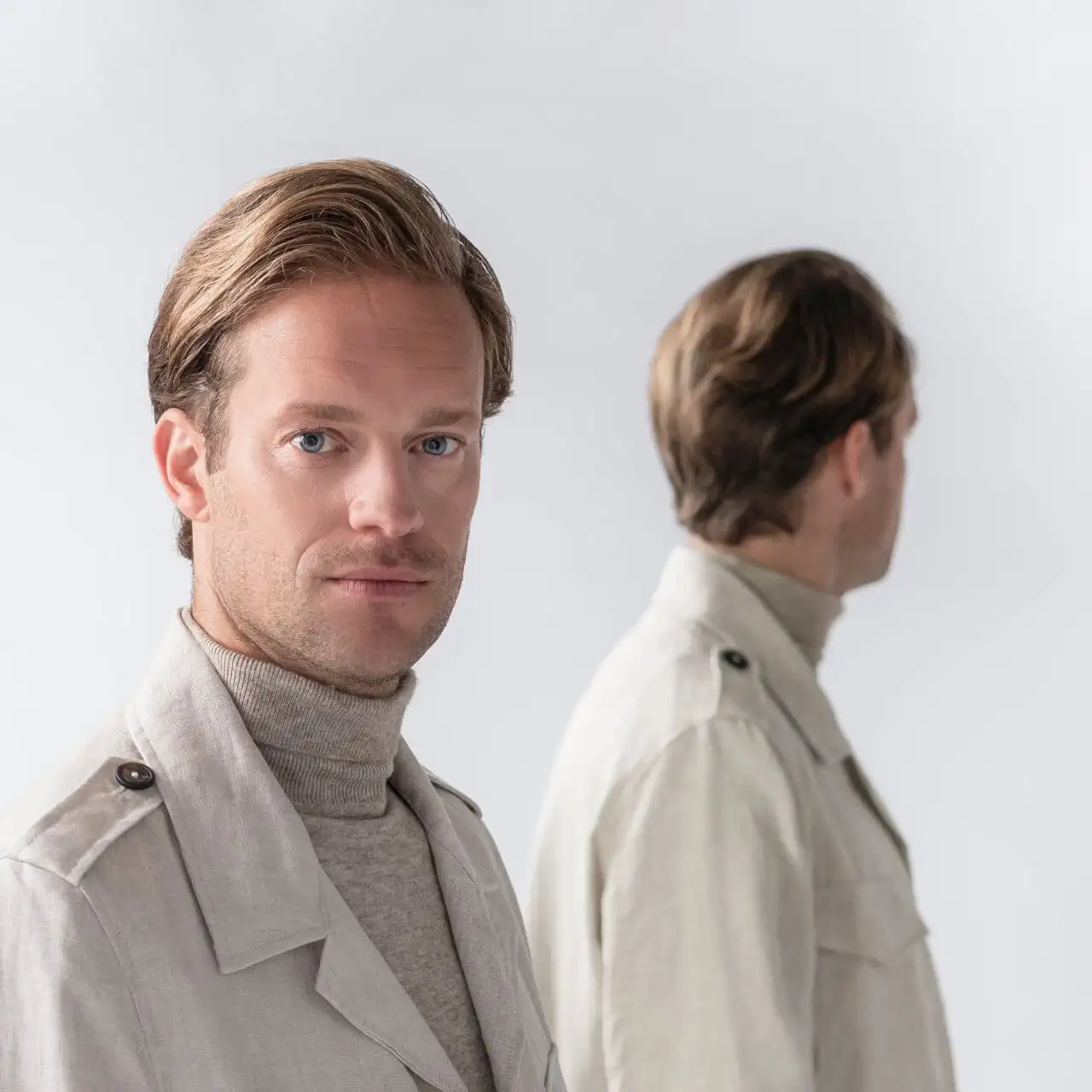 Stijlvol portret van een man met een natuurlijke uitstraling, passend bij de professionele en zorgvuldige aanpak van de Zantman Kliniek.